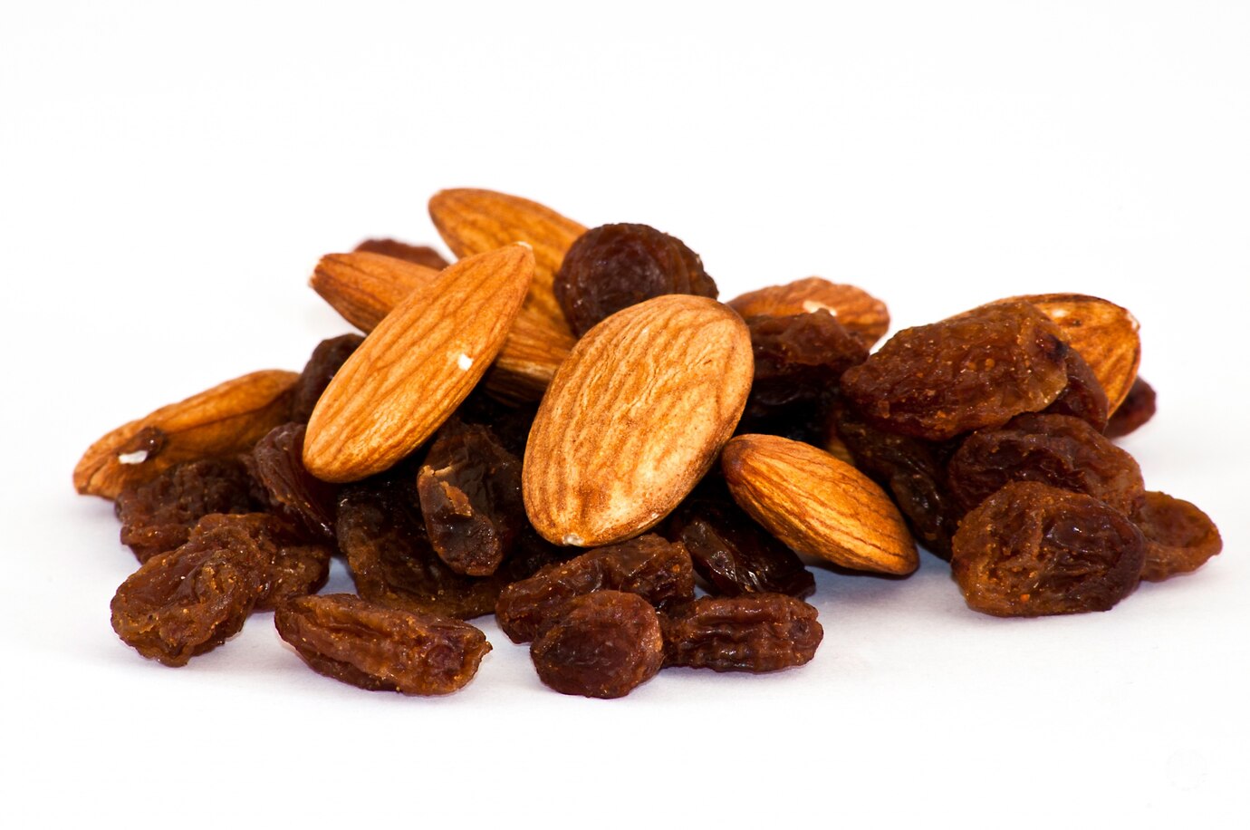 mix-raisins-almond-nut_1401-474
